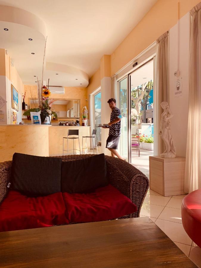 Villa Silvie Rose Чезенатико Екстериор снимка