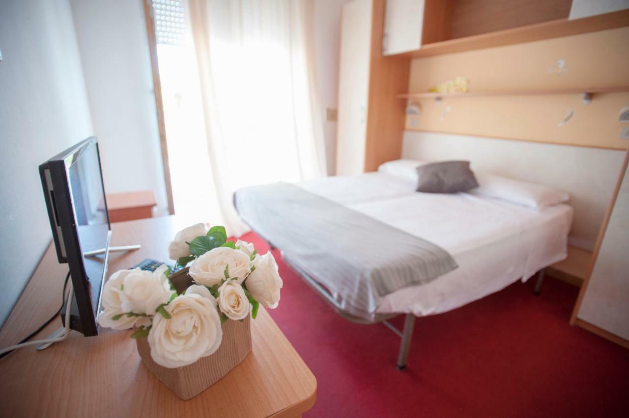 Villa Silvie Rose Чезенатико Екстериор снимка