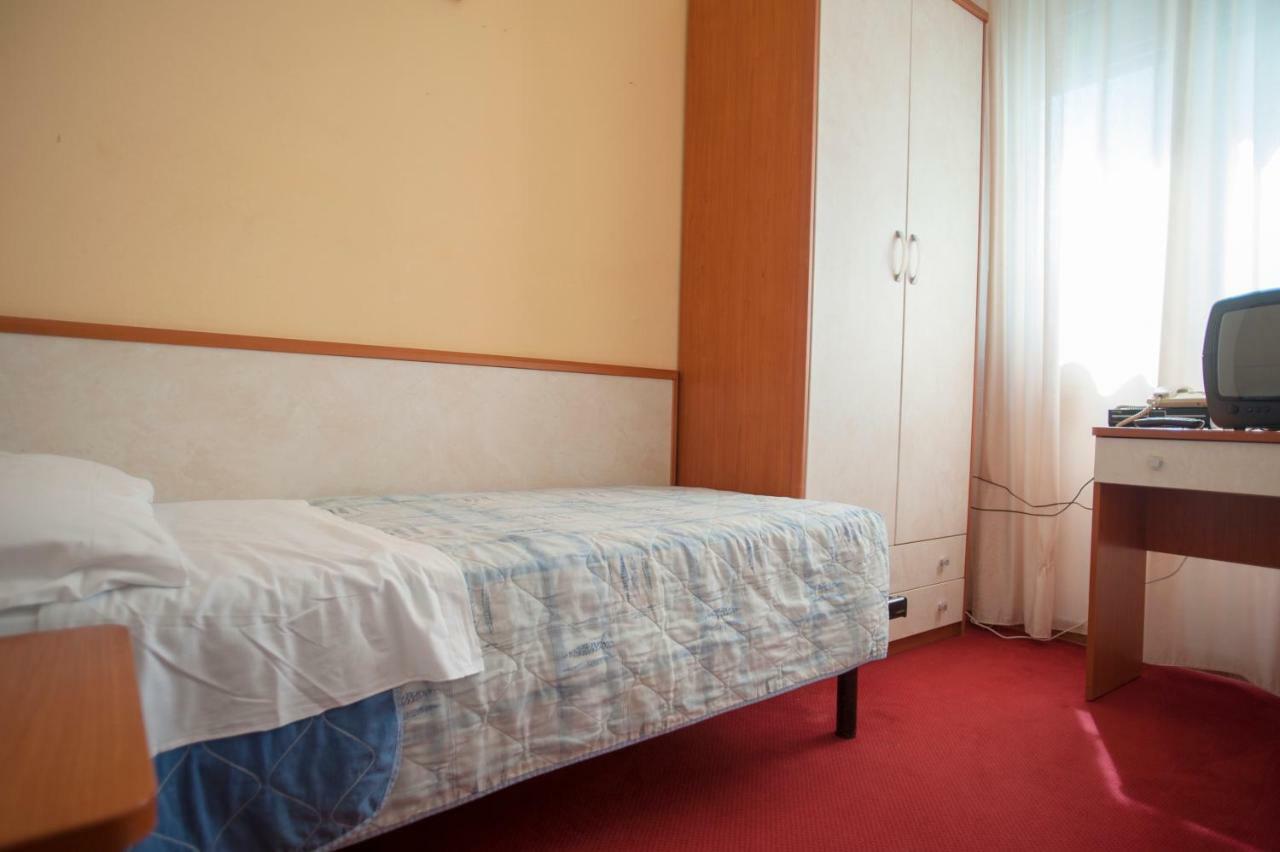 Villa Silvie Rose Чезенатико Екстериор снимка